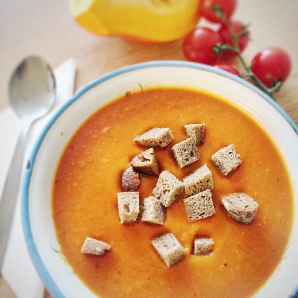 Kürbis-Tomaten-Suppe – Gaumenspielerei