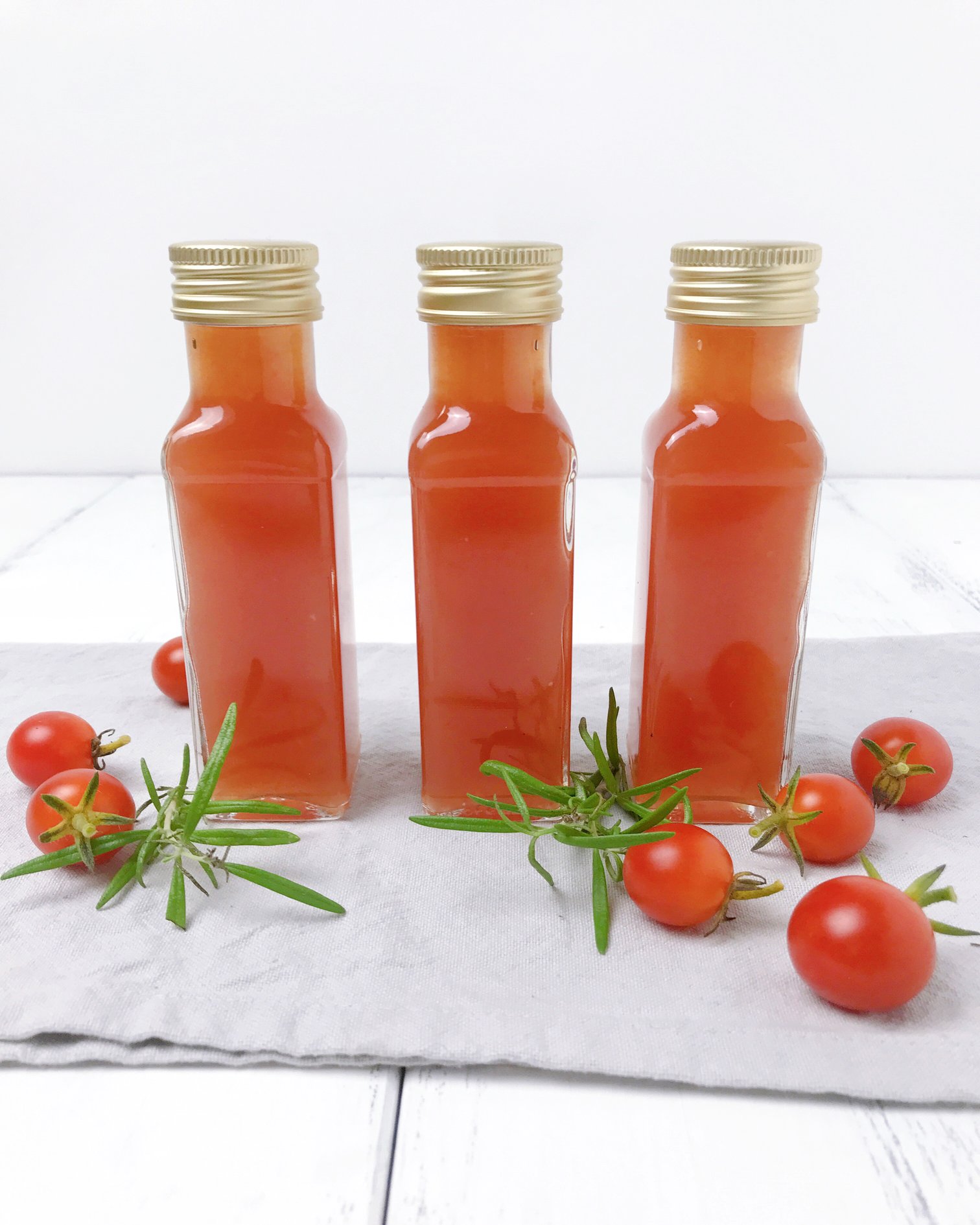 Tomaten-Rosmarin-Essig – Gaumenspielerei